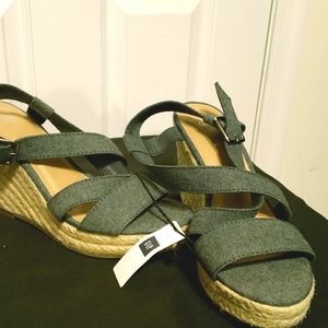NWT Gap Wedge Sandals - Size 6